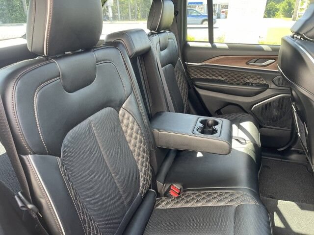 Used 2025 Jeep Grand Cherokee Summit w/ Obsidian Package AWD/4WD image 12