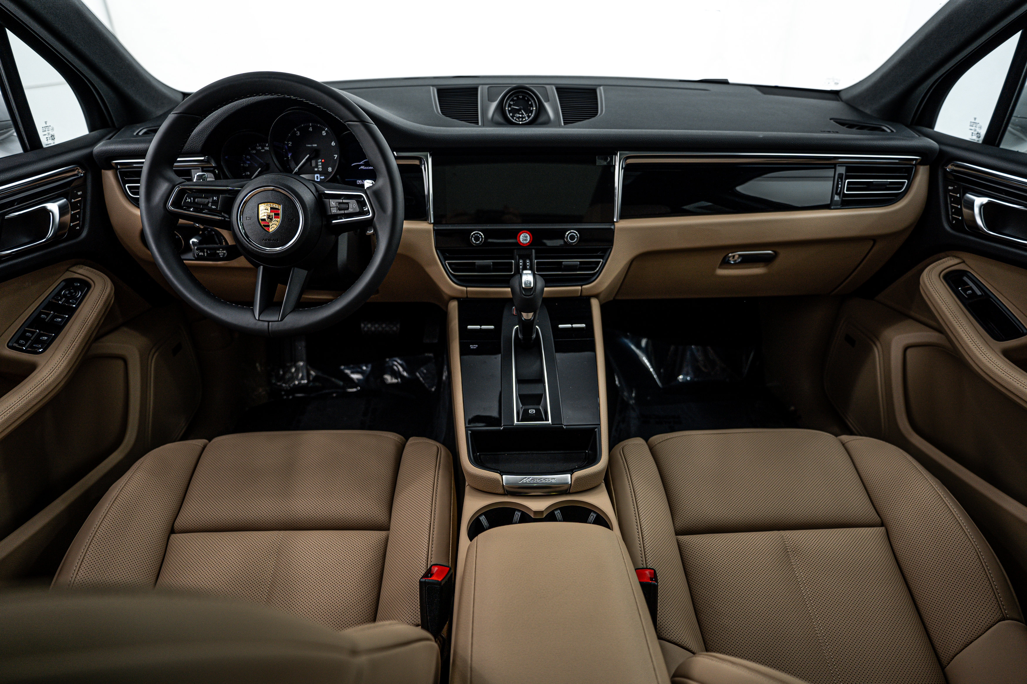 Certified 2025 Porsche Macan image 13