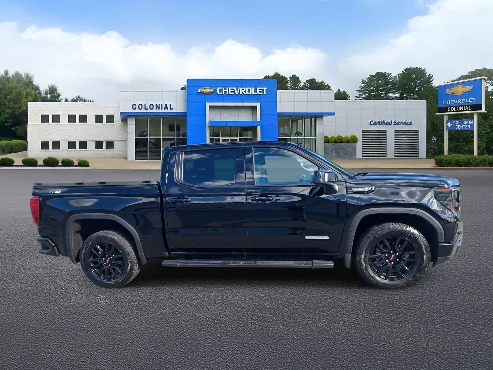 Used 2025 GMC Sierra 1500 Elevation w/ Elevation Premium Package AWD/4WD image 3