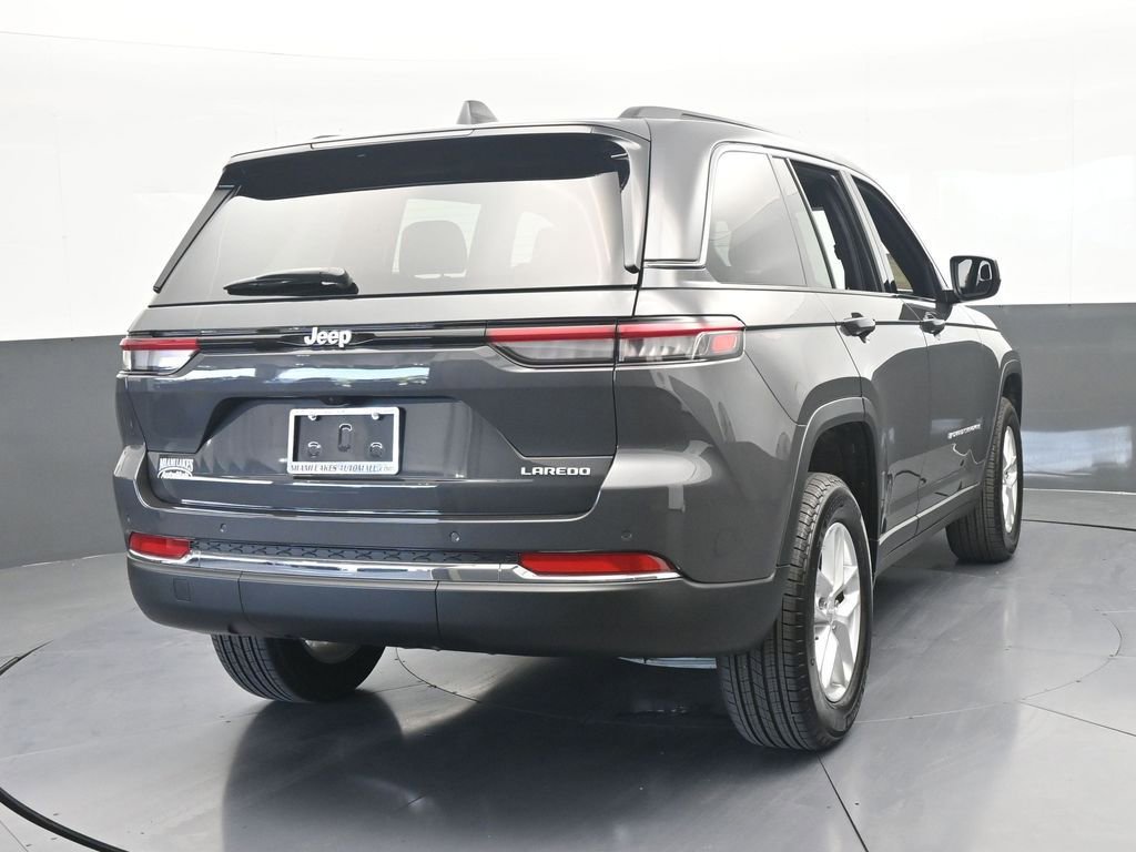 Used 2025 Jeep Grand Cherokee Laredo X RWD image 5