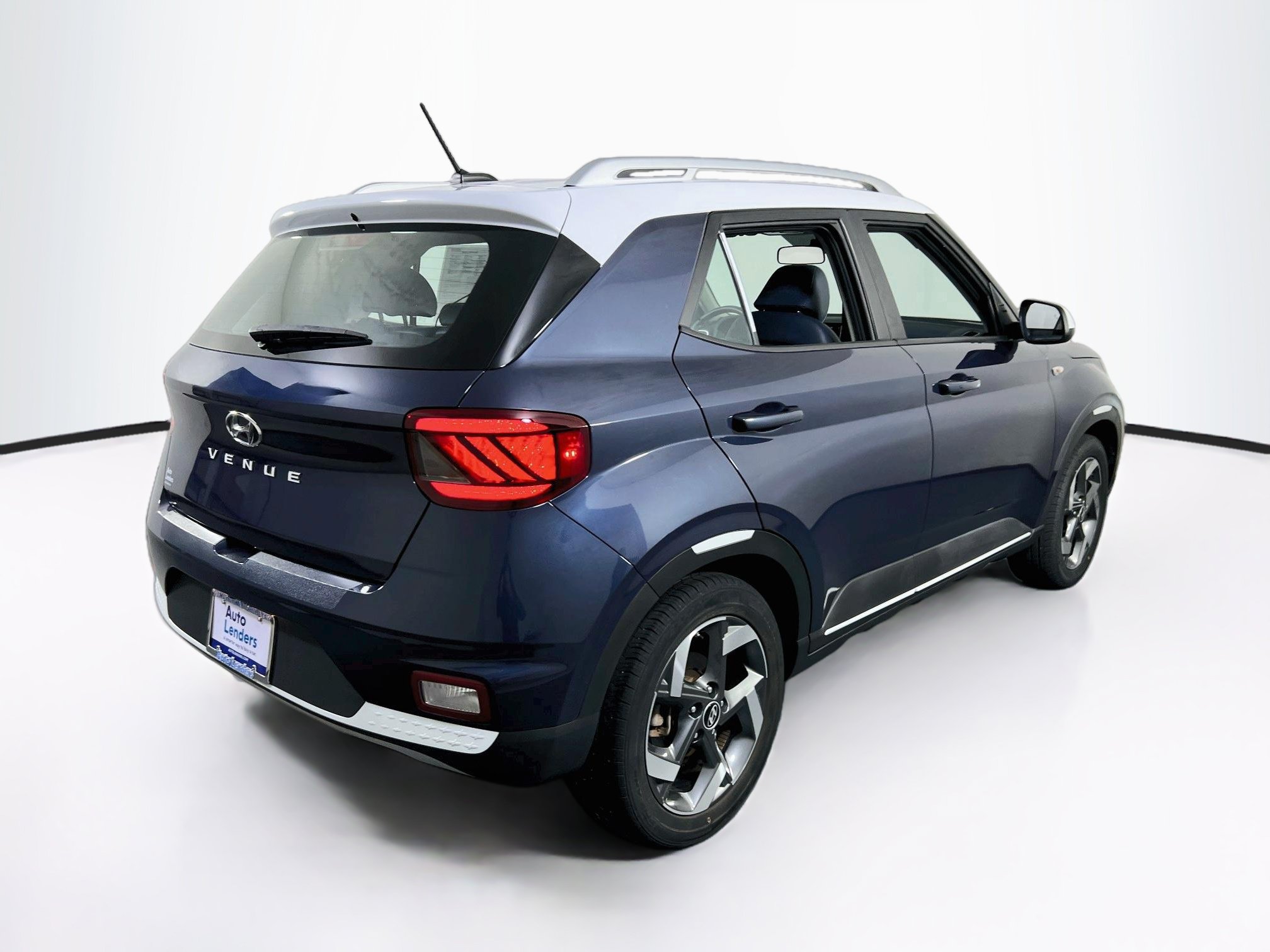 Used 2023 Hyundai Venue Limited w/ Cargo Package FWD image 5