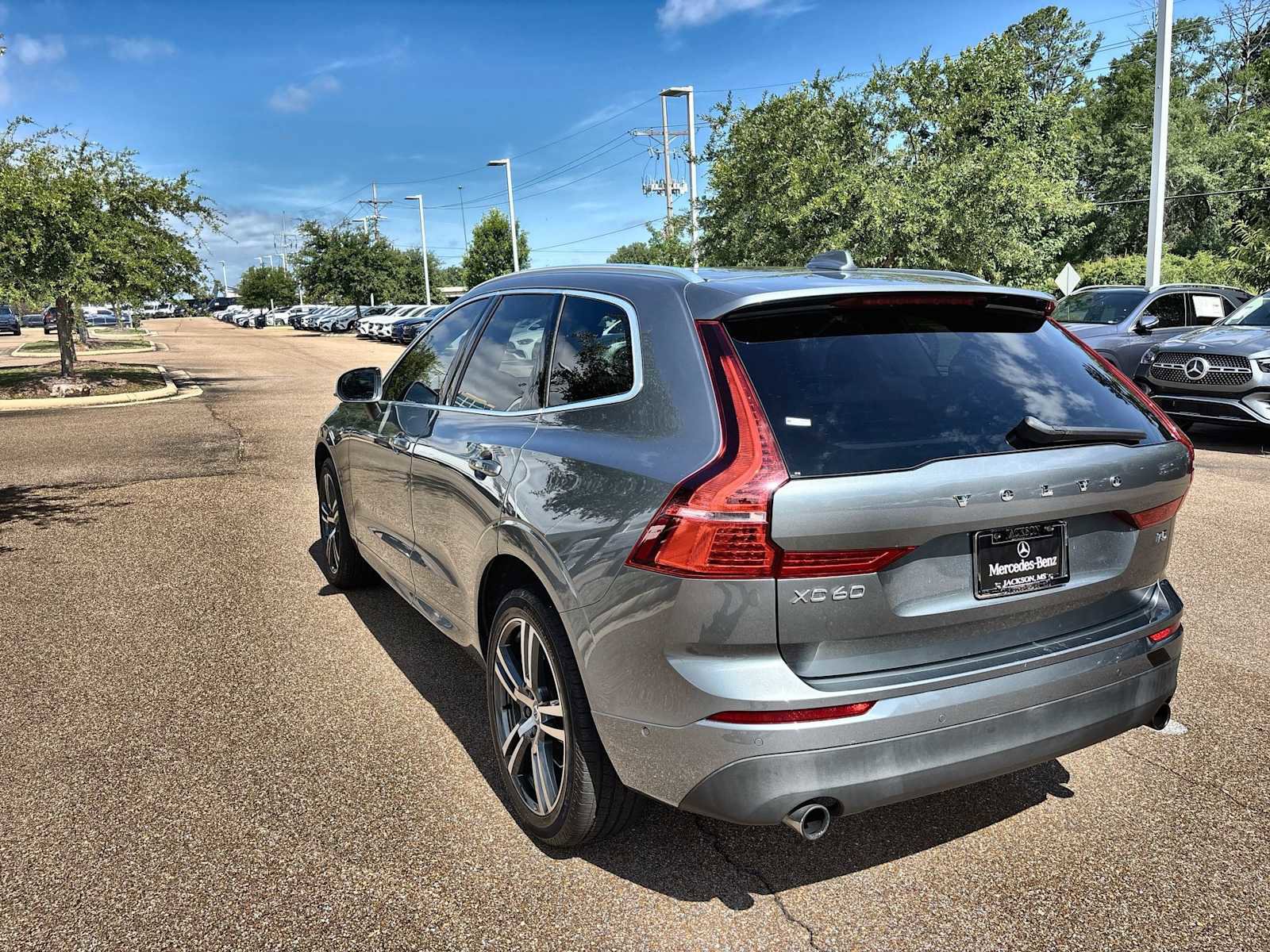 Used 2019 Volvo XC60 T5 Momentum w/ Premium Package FWD image 6