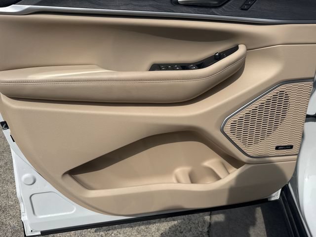Used 2023 Jeep Grand Cherokee Limited w/ Luxury Tech Group II AWD/4WD image 9