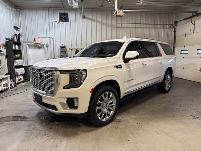 Used 2022 GMC Yukon XL Denali w/ Denali Premium Package image 3