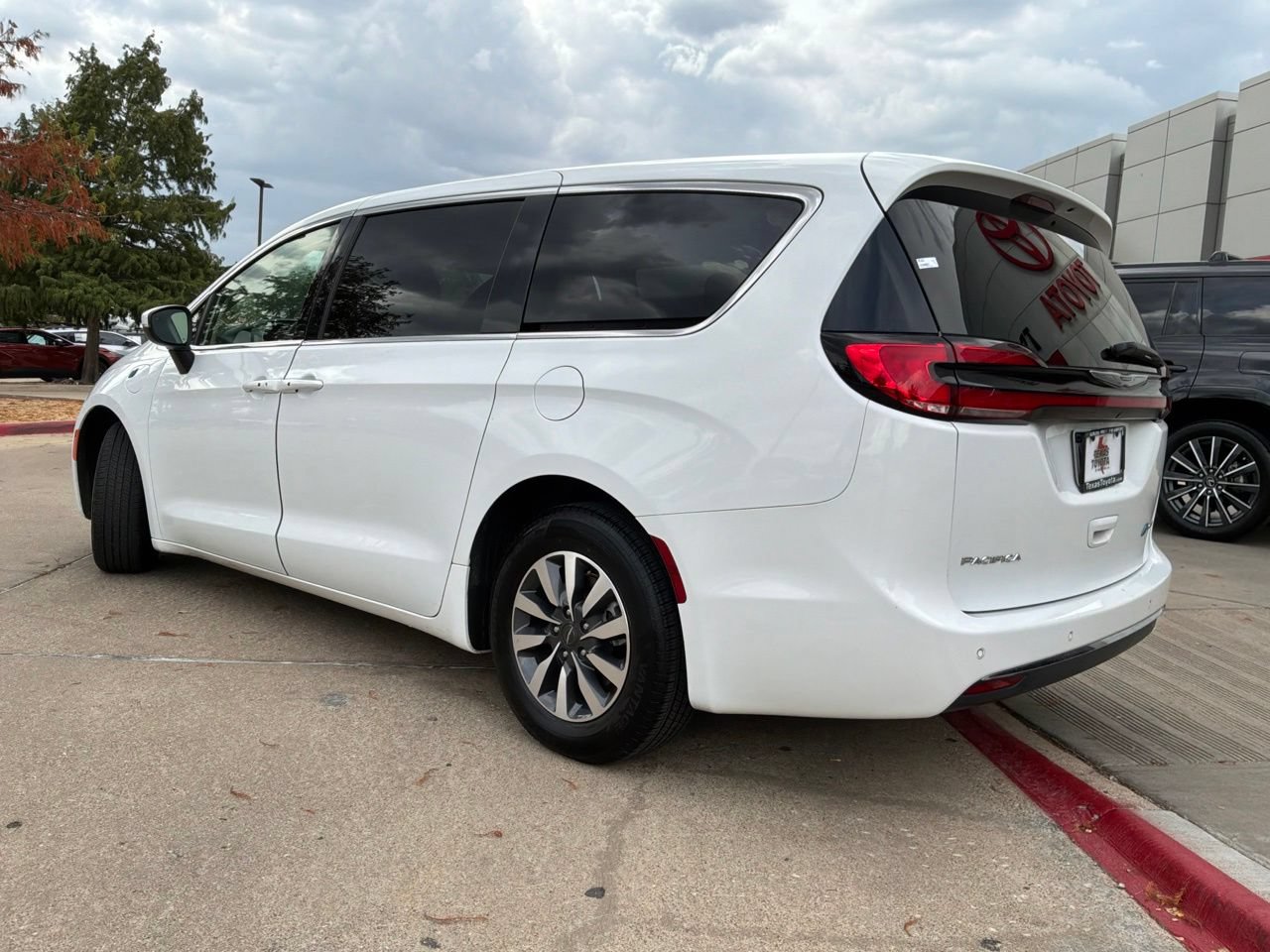 Used 2023 Chrysler Pacifica Touring-L FWD image 8