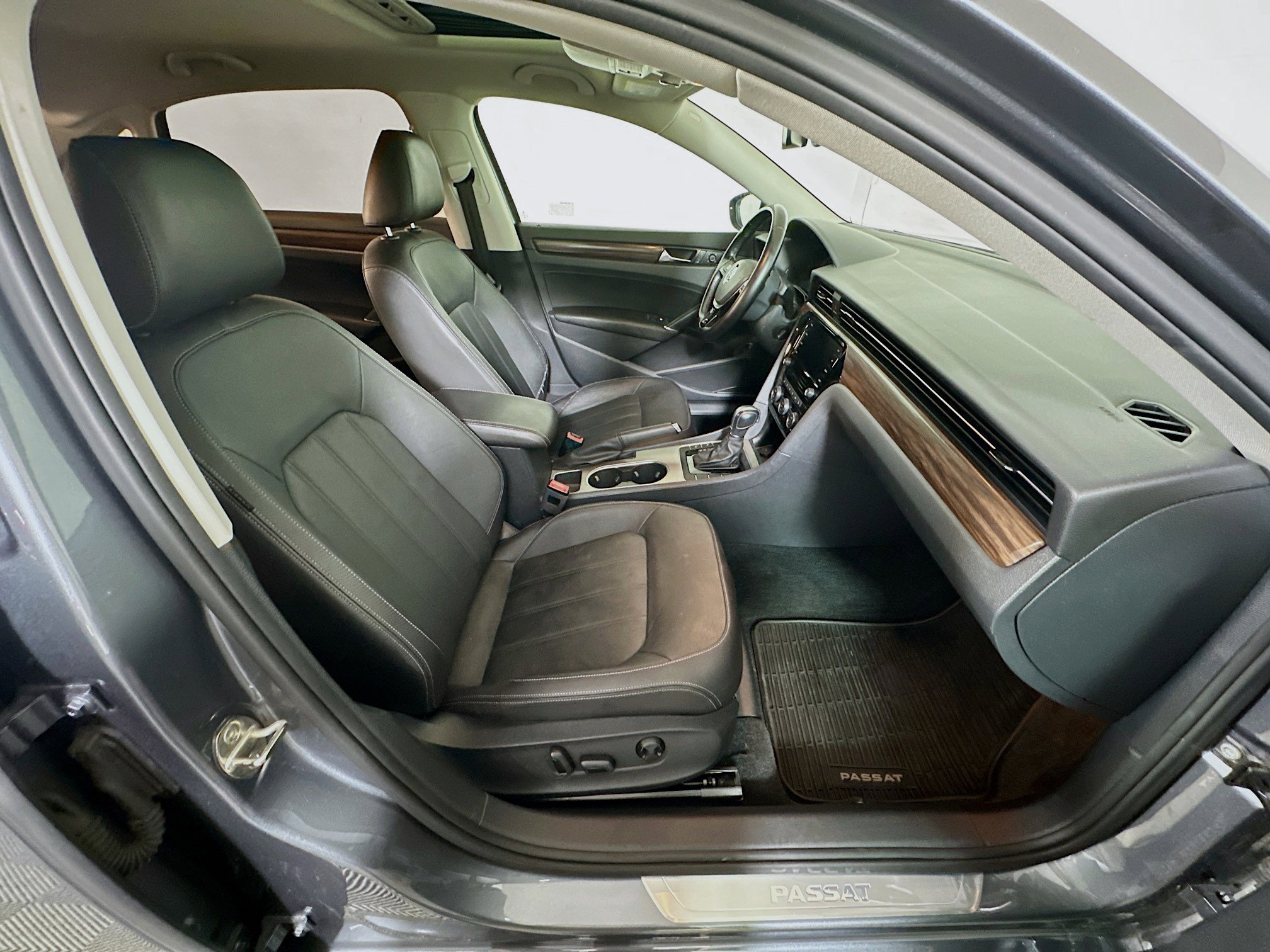 Used 2020 Volkswagen Passat 2.0T SEL image 32