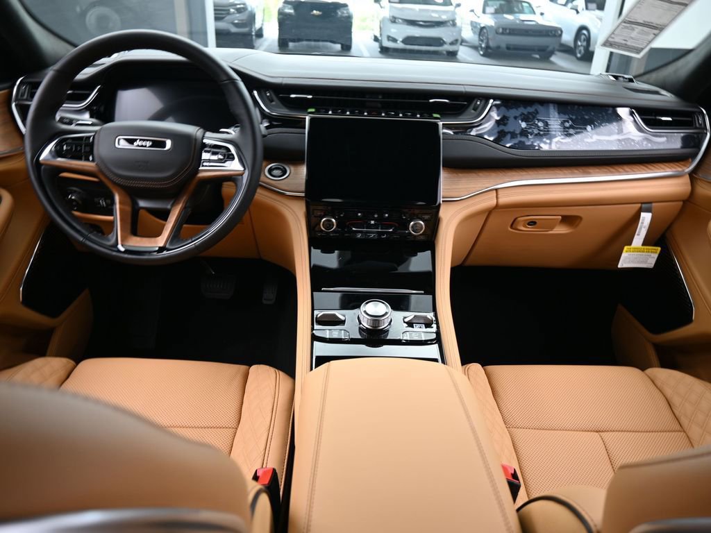 Used 2025 Jeep Grand Cherokee L Summit w/ Luxury Tech Group V image 32