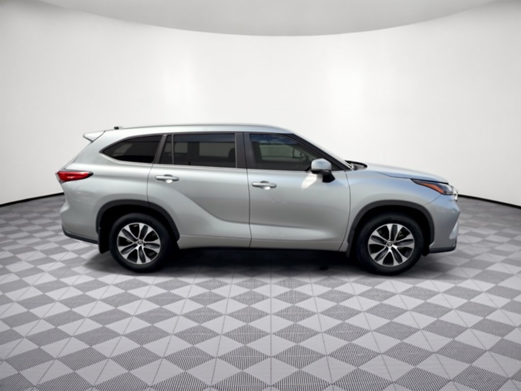 Used 2023 Toyota Highlander XLE FWD image 8