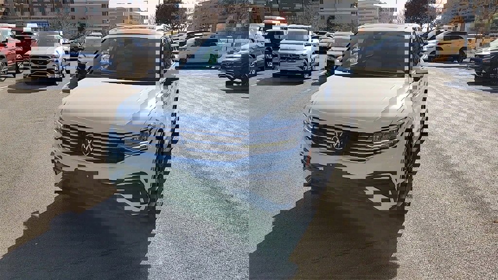 Used 2022 Volkswagen Tiguan SE image 3