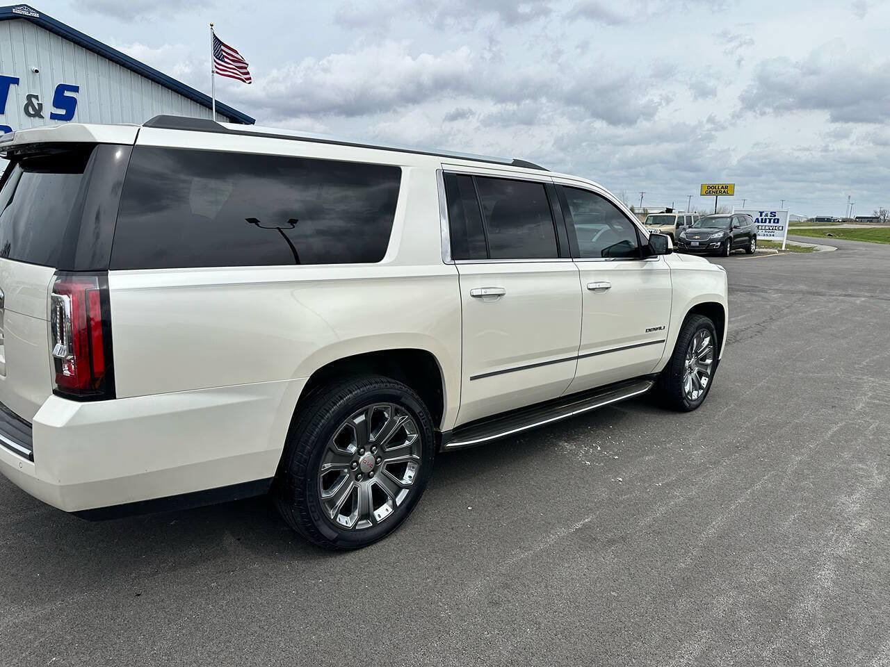 Used 2015 GMC Yukon XL Denali w/ Premium Package AWD/4WD image 4