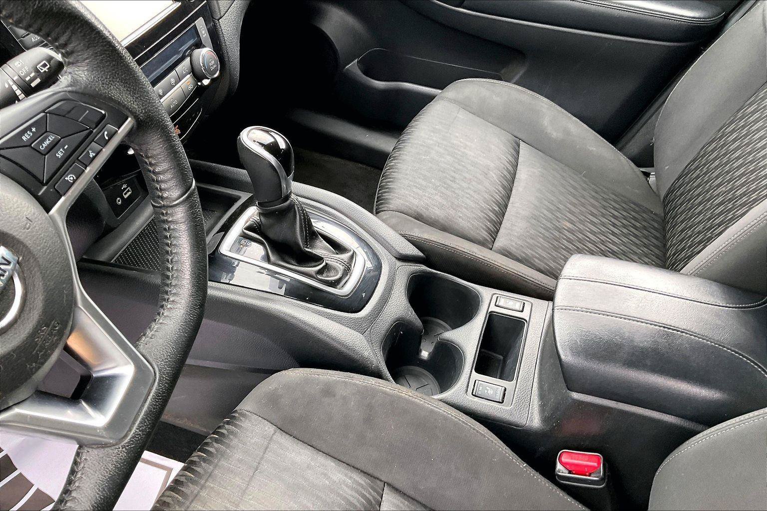 Used 2020 Nissan Rogue SV FWD image 15