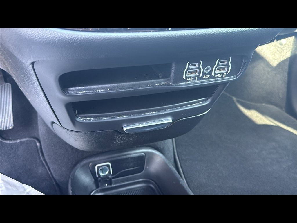 Used 2025 Chrysler Pacifica Select image 20