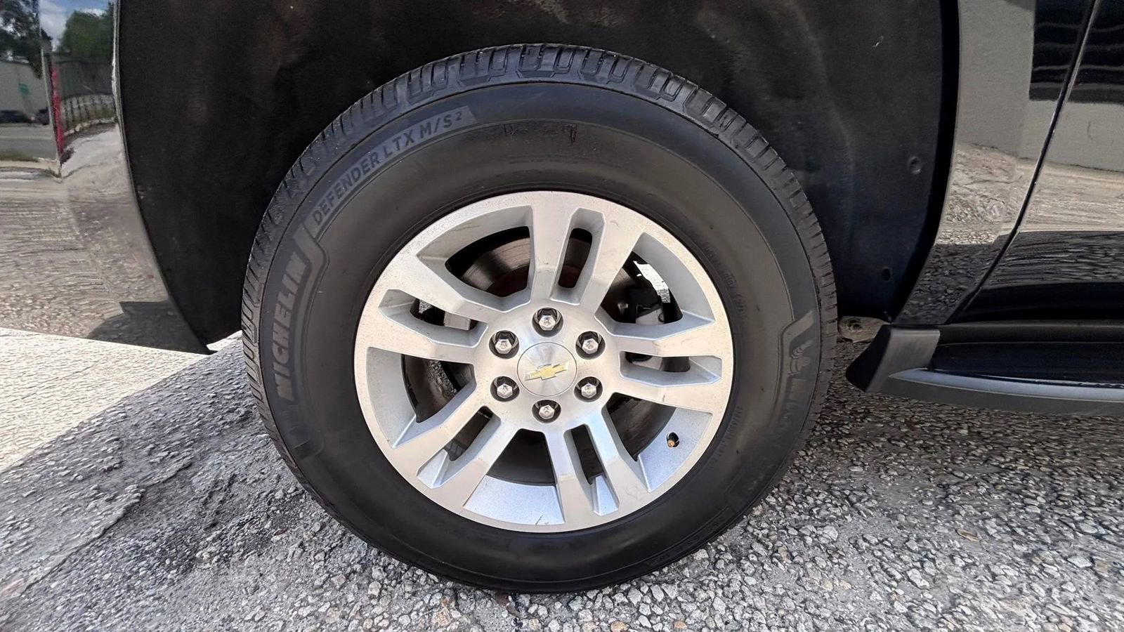 Used 2018 Chevrolet Suburban LT RWD image 24