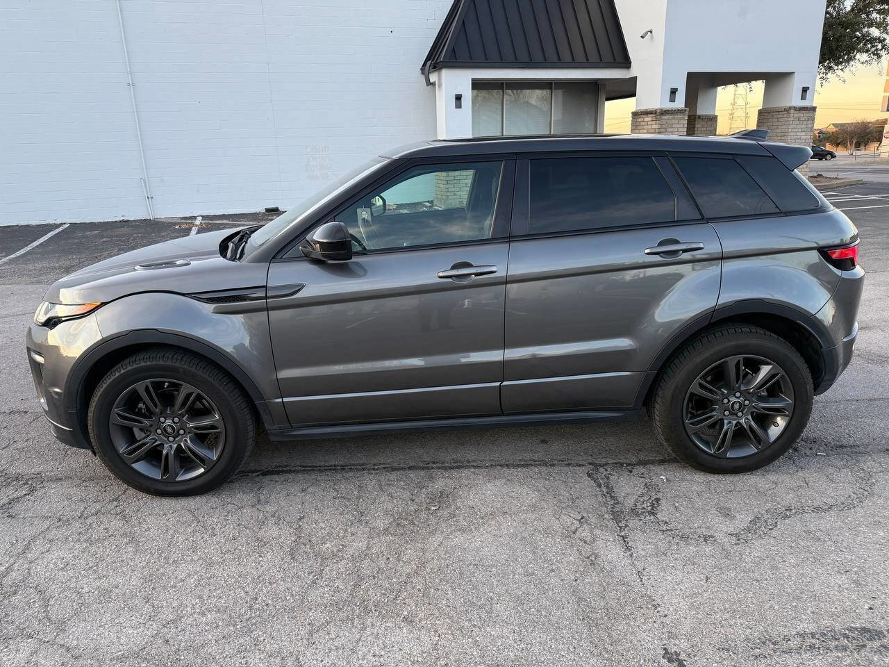 Used 2018 Land Rover Range Rover Evoque Landmark Edition AWD/4WD image 4