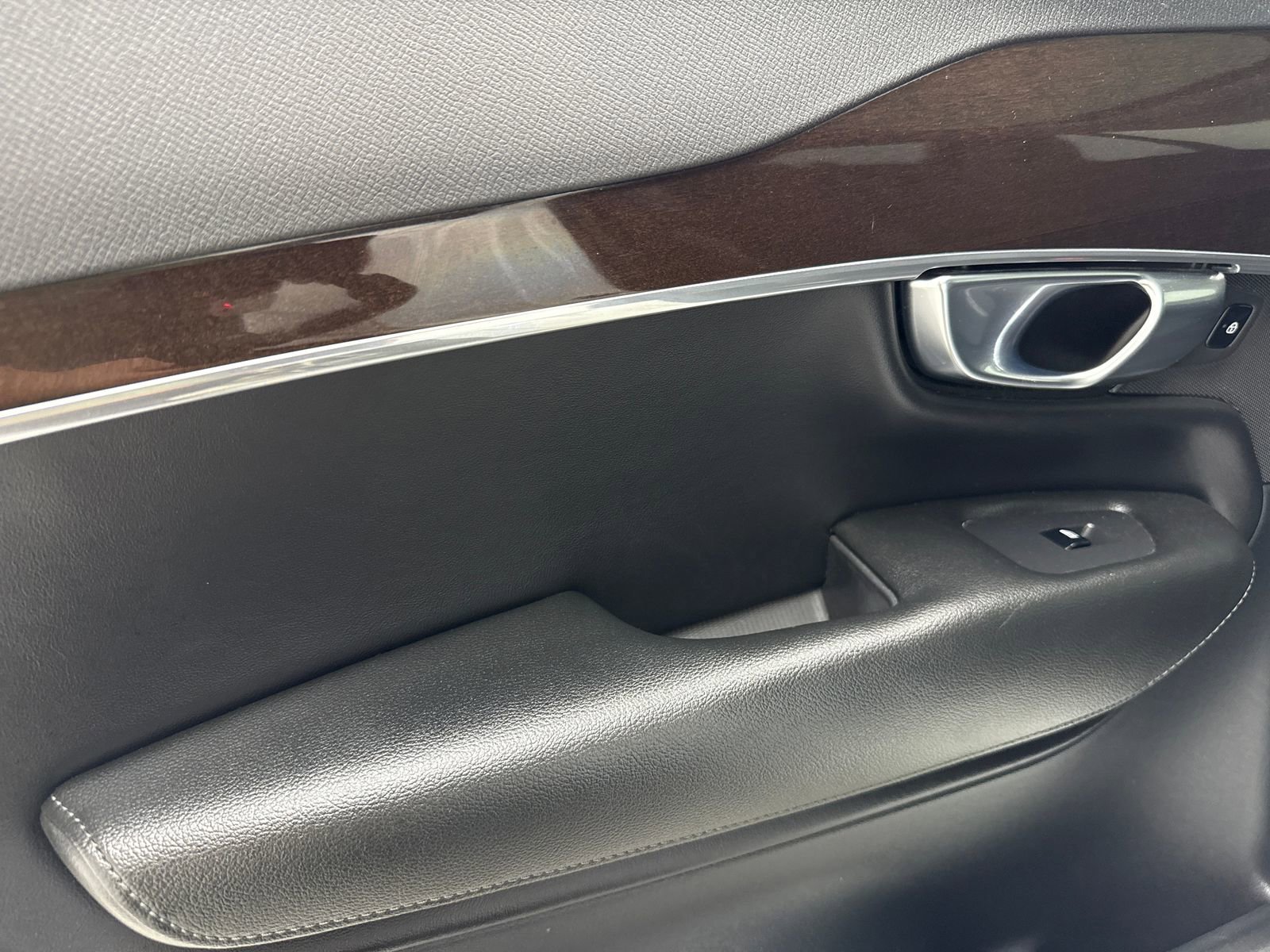 Used 2019 Volvo XC90 T5 Momentum w/ Protection Package Premier FWD image 39