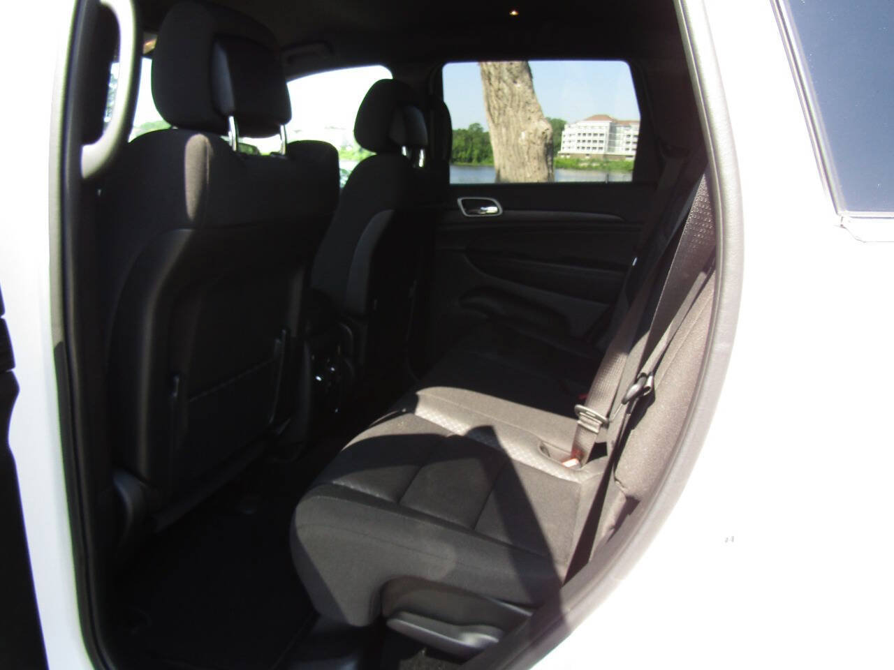 Used 2021 Jeep Grand Cherokee Laredo AWD/4WD image 11