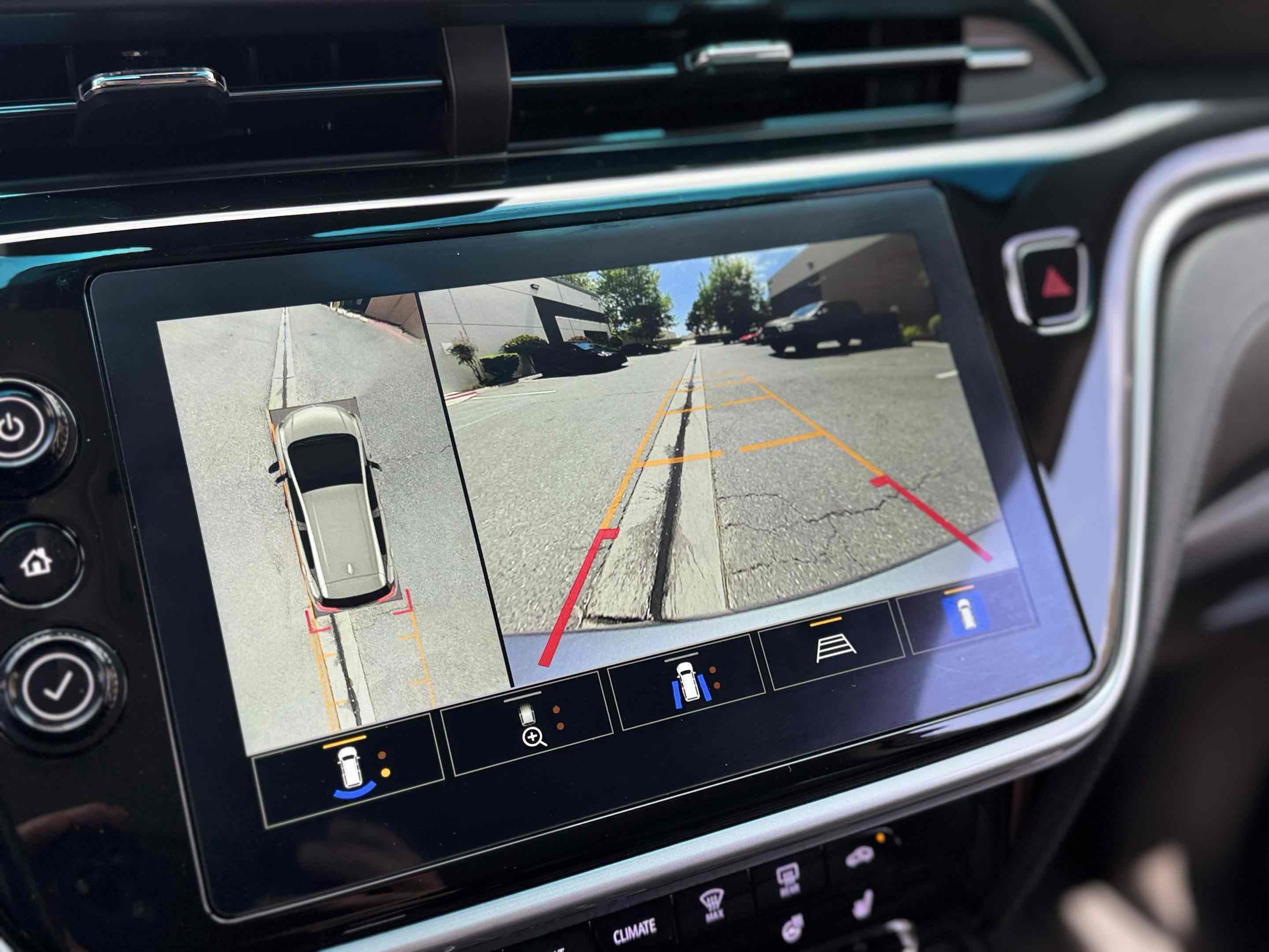 Used 2023 Chevrolet Bolt LT w/ Infotainment Package FWD image 7