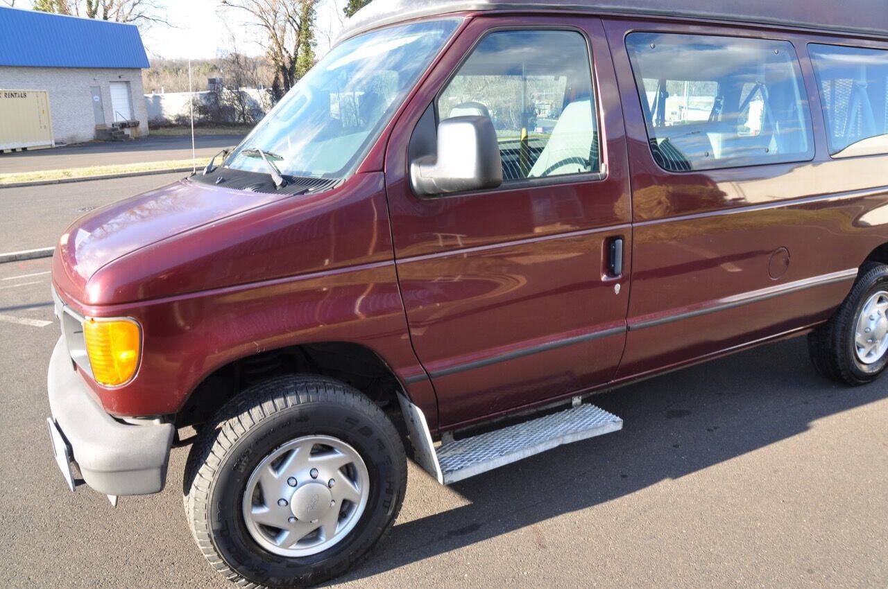Used 2005 Ford E-350 and Econoline 350 XL RWD image 5
