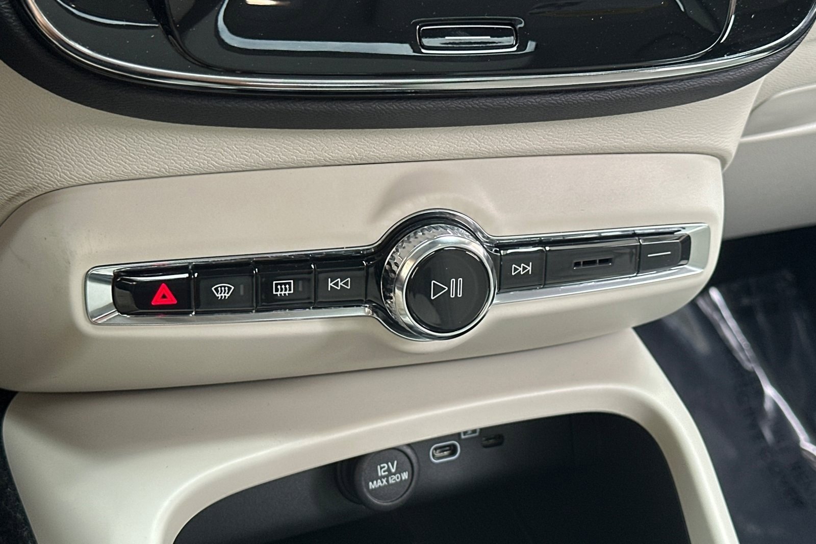 New 2026 Volvo XC40 B5 Plus w/ Protection Package Premier image 22