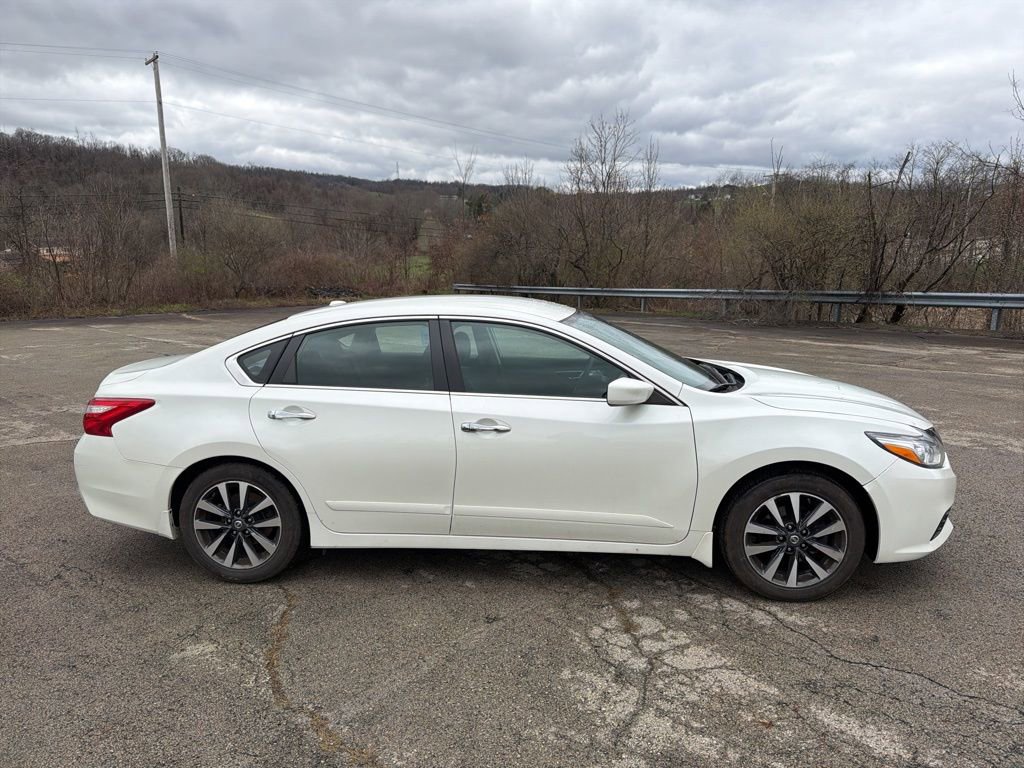 Used 2017 Nissan Altima 2.5 SV image 2