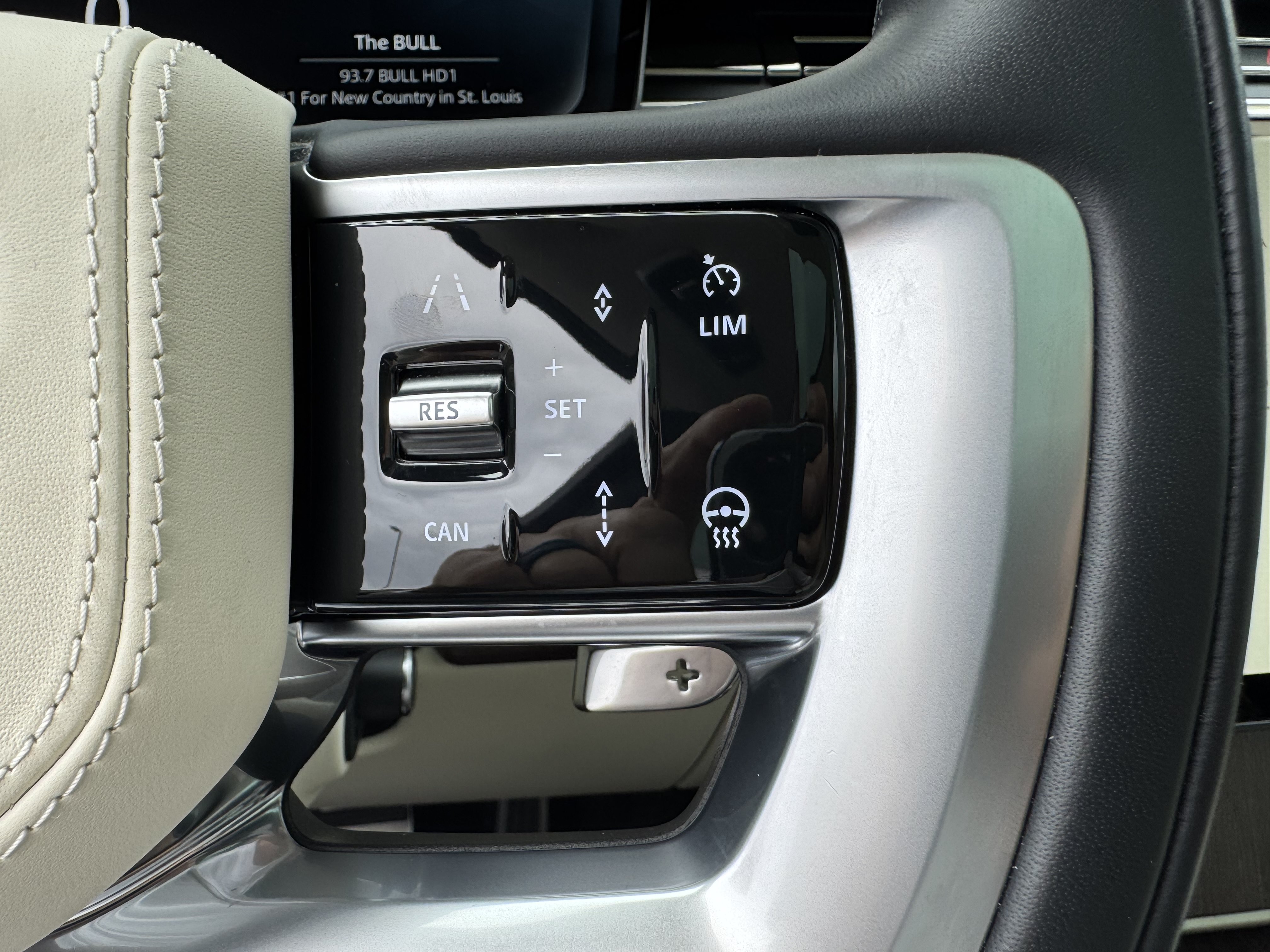 Certified 2025 Land Rover Range Rover SE AWD/4WD image 17
