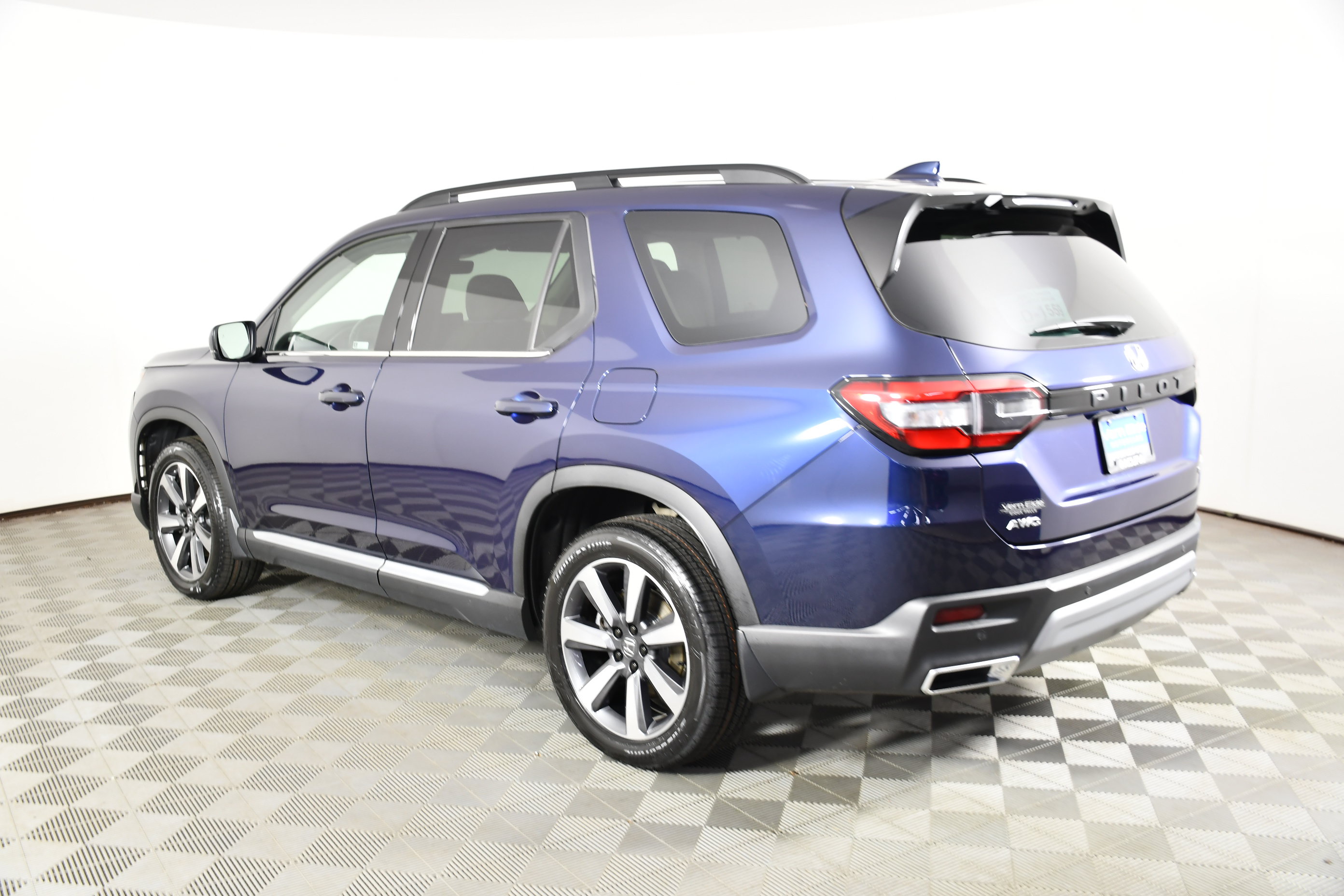 Used 2025 Honda Pilot Touring image 8