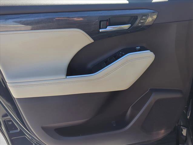 Used 2022 Toyota Highlander Platinum image 10
