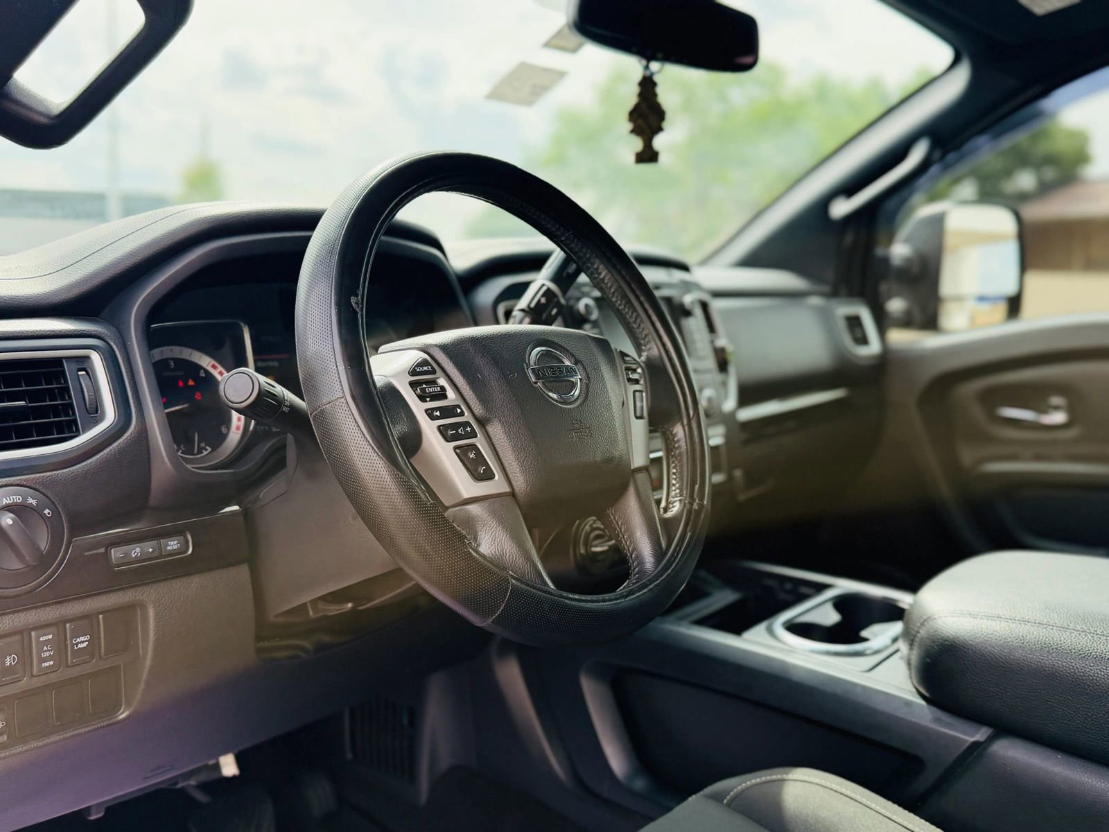 Used 2019 Nissan Titan SV w/ SV Convenience Package AWD/4WD image 15