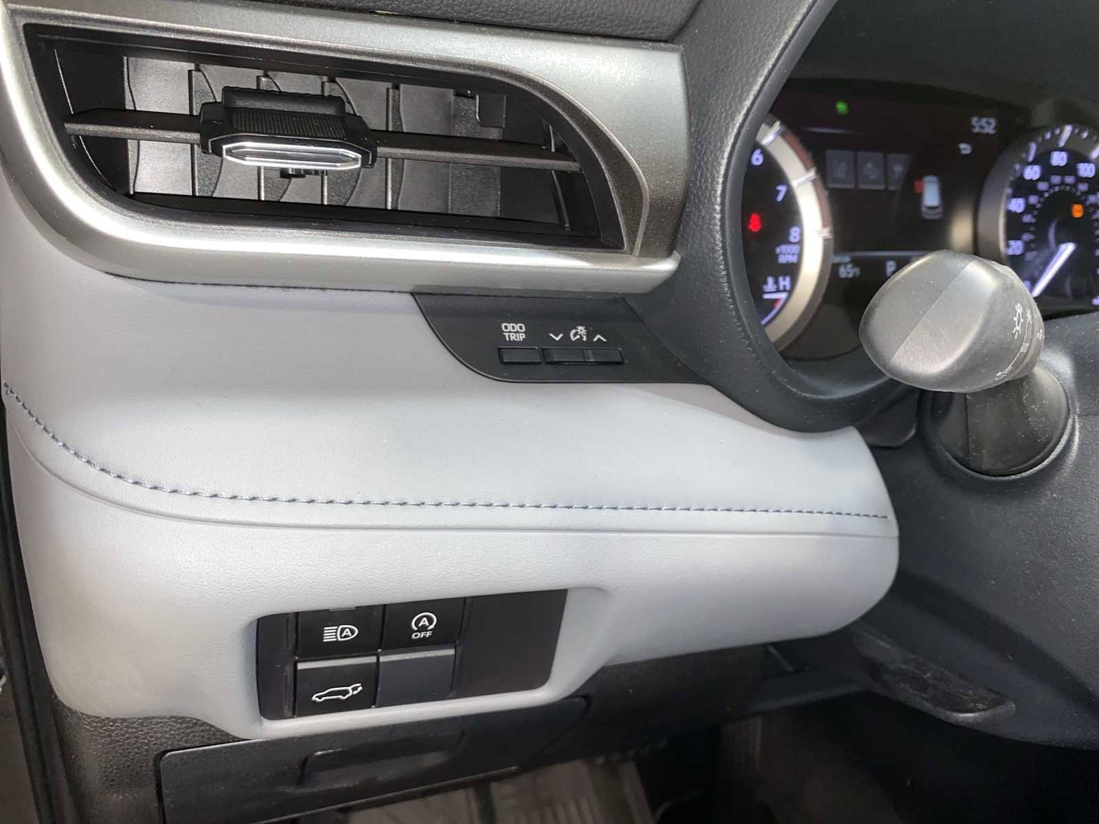 Used 2024 Toyota Highlander LE AWD/4WD image 24