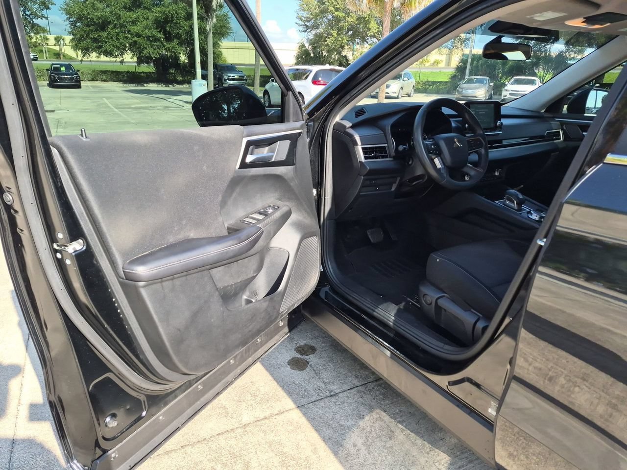 Used 2024 Mitsubishi Outlander ES AWD/4WD image 7