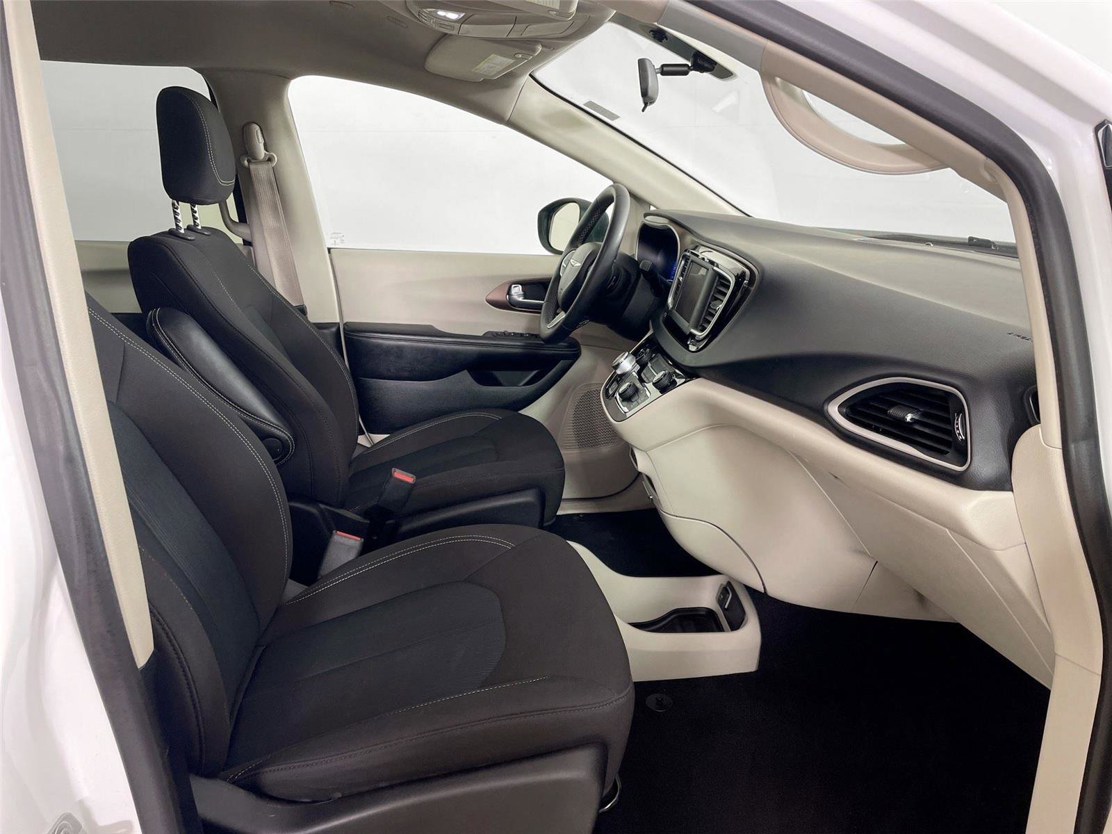 Used 2022 Chrysler Voyager LX image 27