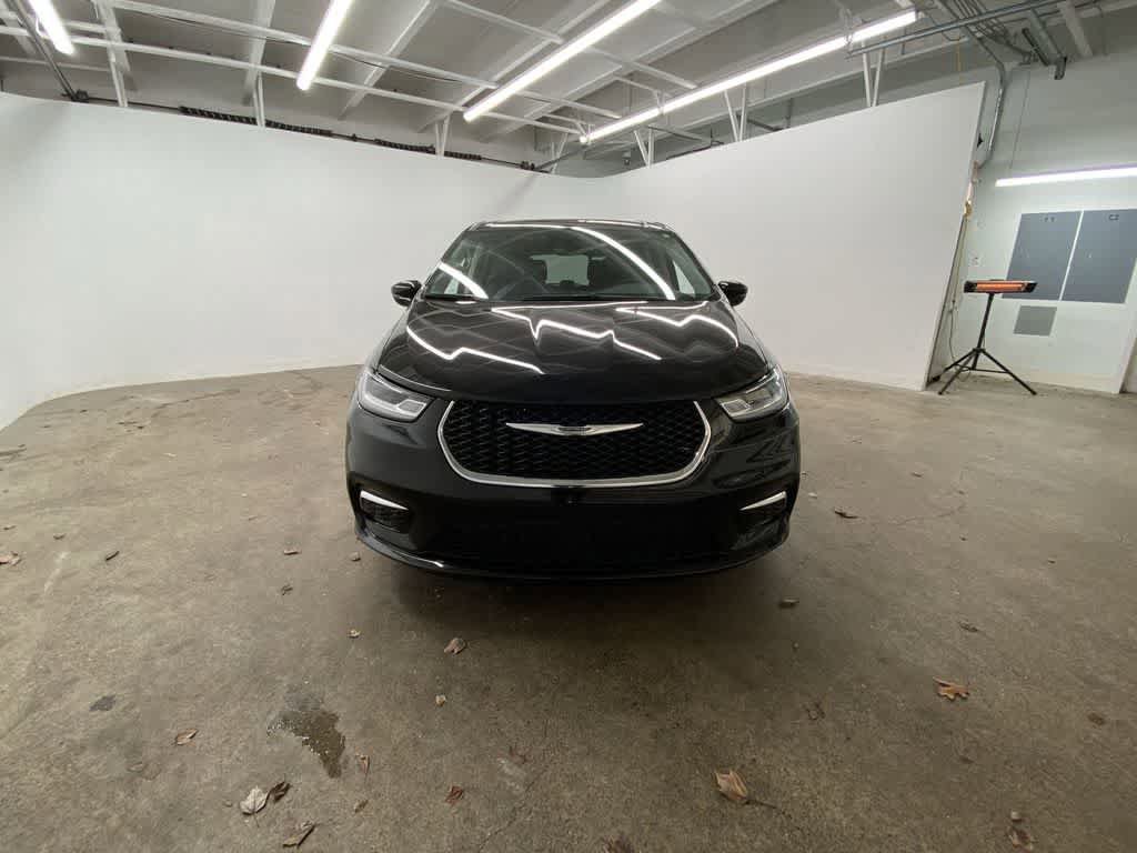 Used 2024 Chrysler Pacifica Touring-L image 9