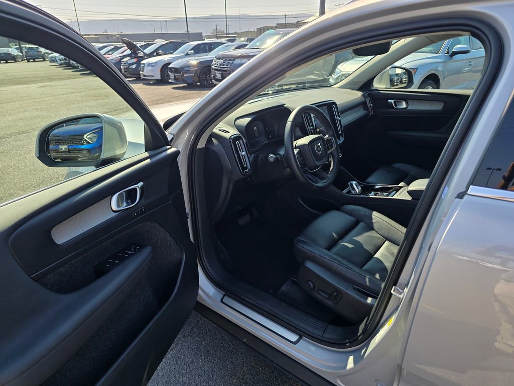 Used 2023 Volvo XC40 B5 Plus image 20