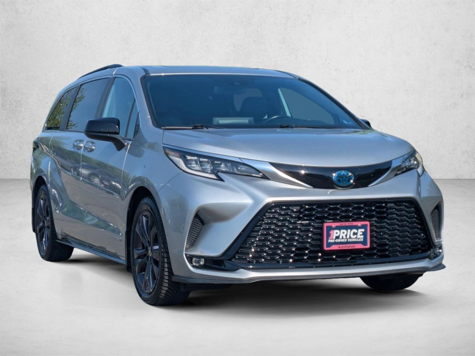 Used 2021 Toyota Sienna XSE w/ XSE Plus Package FWD image 3