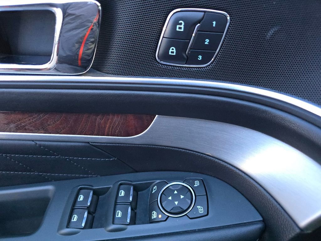 Used 2018 Ford Explorer Platinum image 32