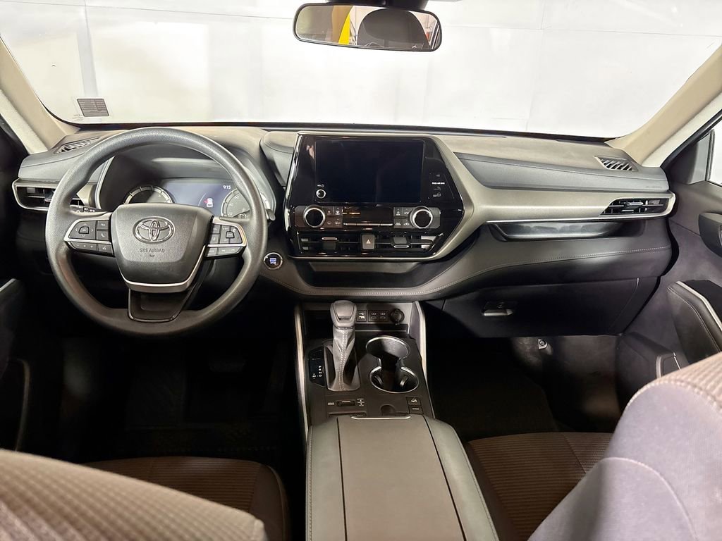 Used 2023 Toyota Highlander L image 12