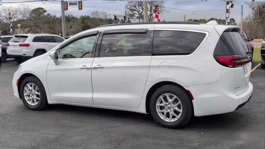Used 2022 Chrysler Pacifica Touring-L image 6