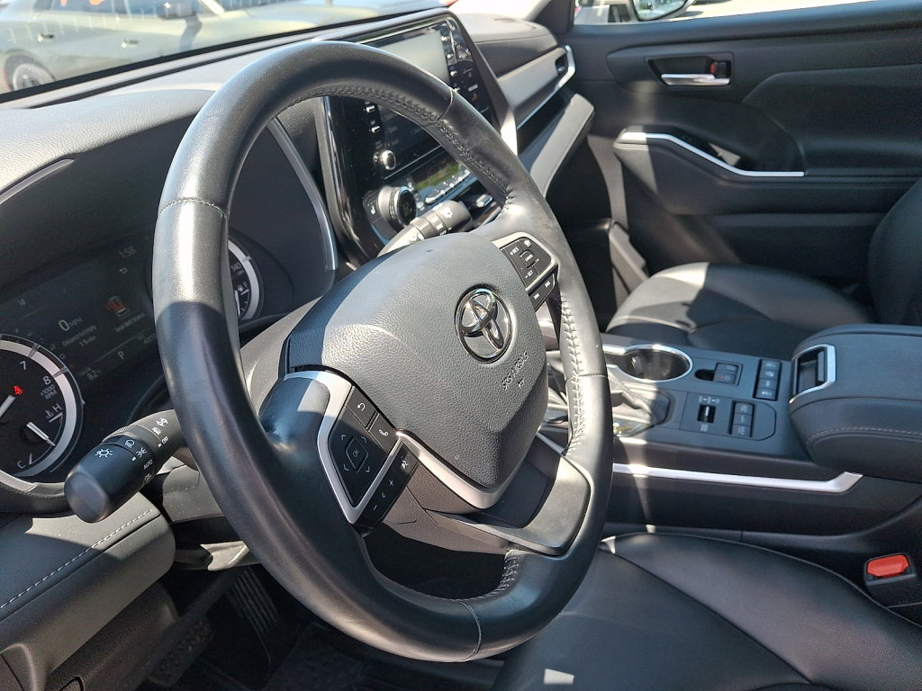 Used 2022 Toyota Highlander XLE AWD/4WD image 29