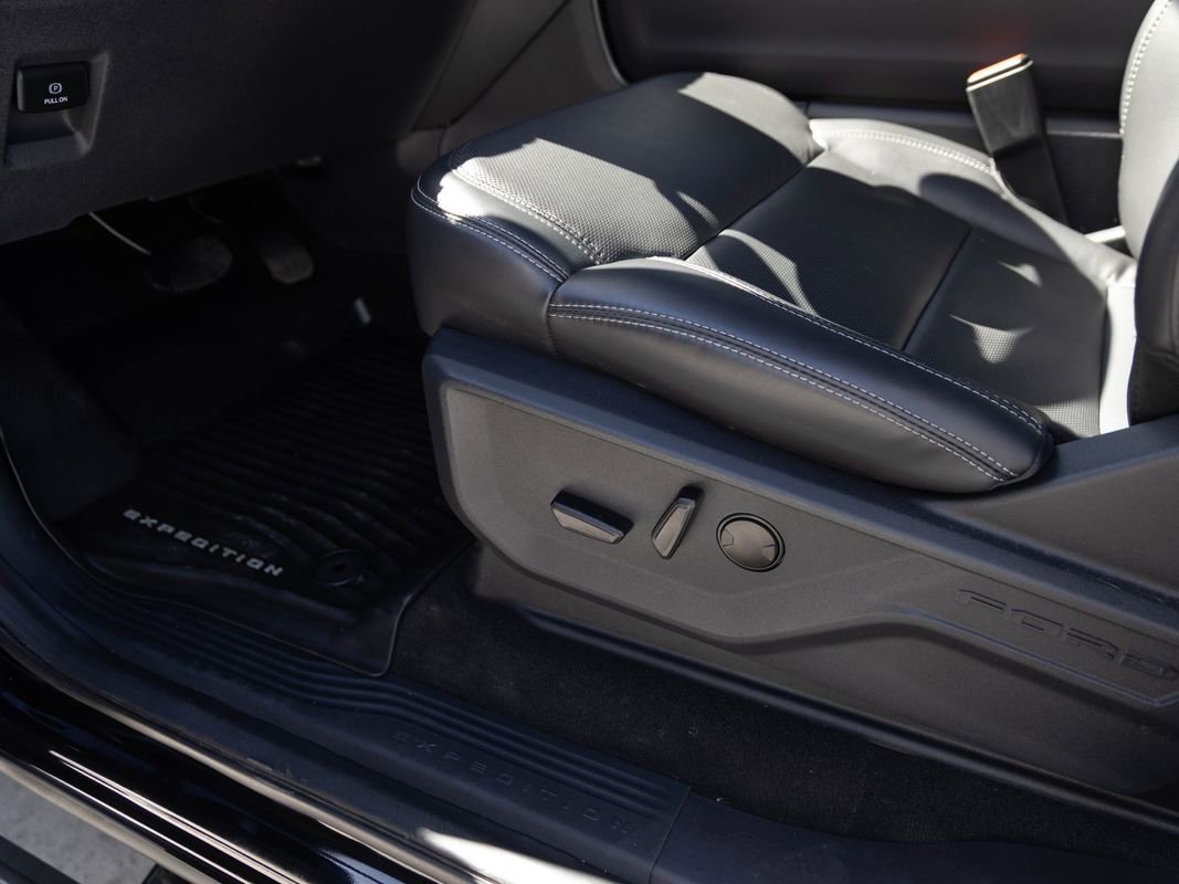 Used 2025 Ford Expedition Platinum w/ Driver's Package image 16