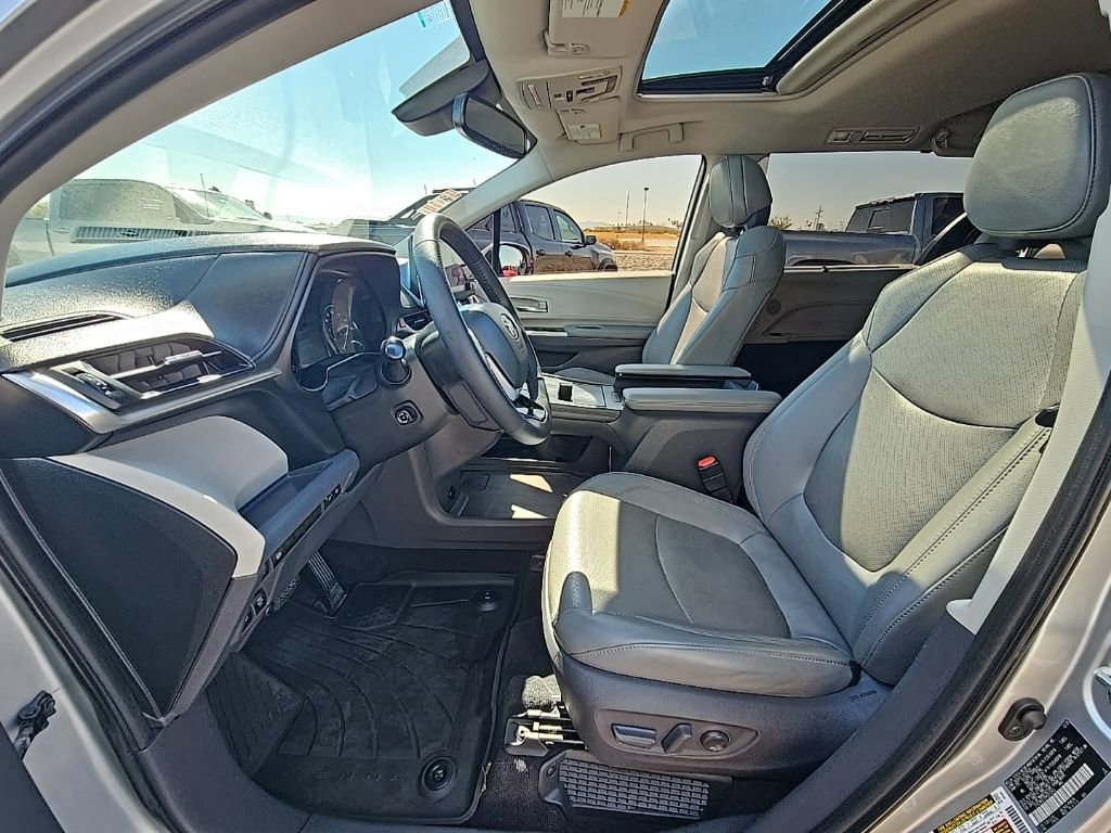 Used 2021 Toyota Sienna Limited image 13