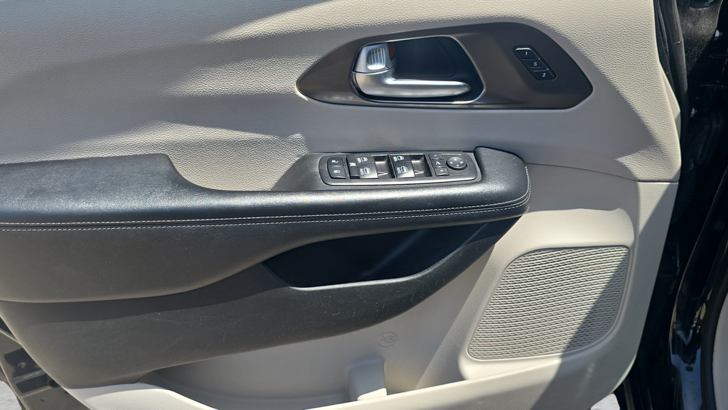 Used 2018 Chrysler Pacifica Limited FWD image 16