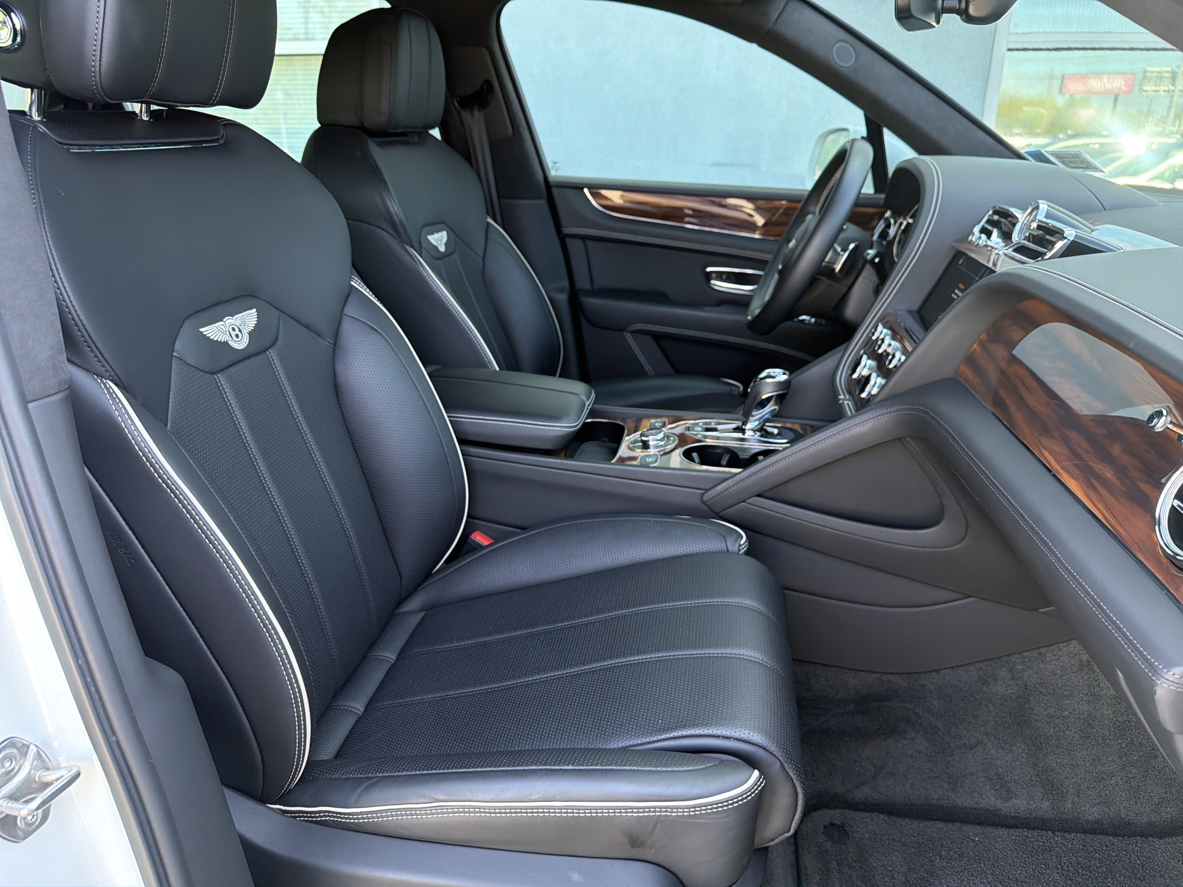 Used 2021 Bentley Bentayga AWD/4WD image 31