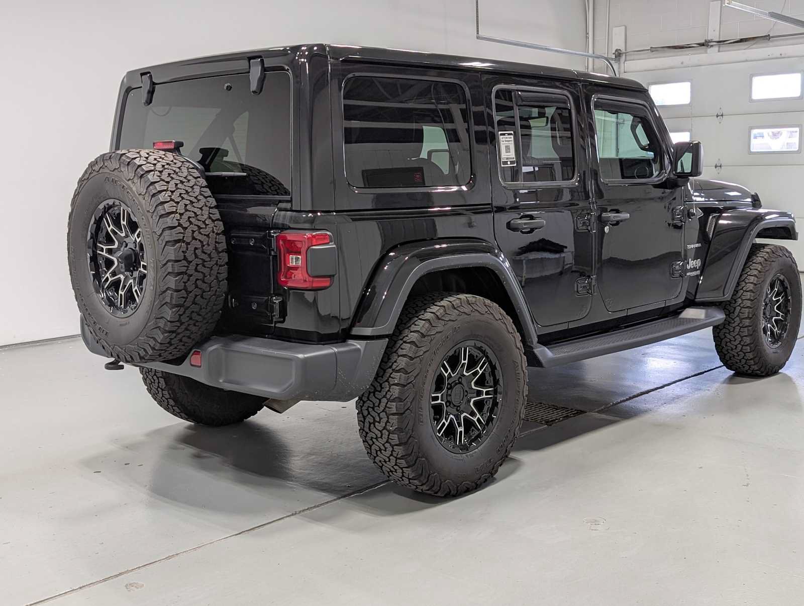 Used 2018 Jeep Wrangler Unlimited Sahara AWD/4WD image 8