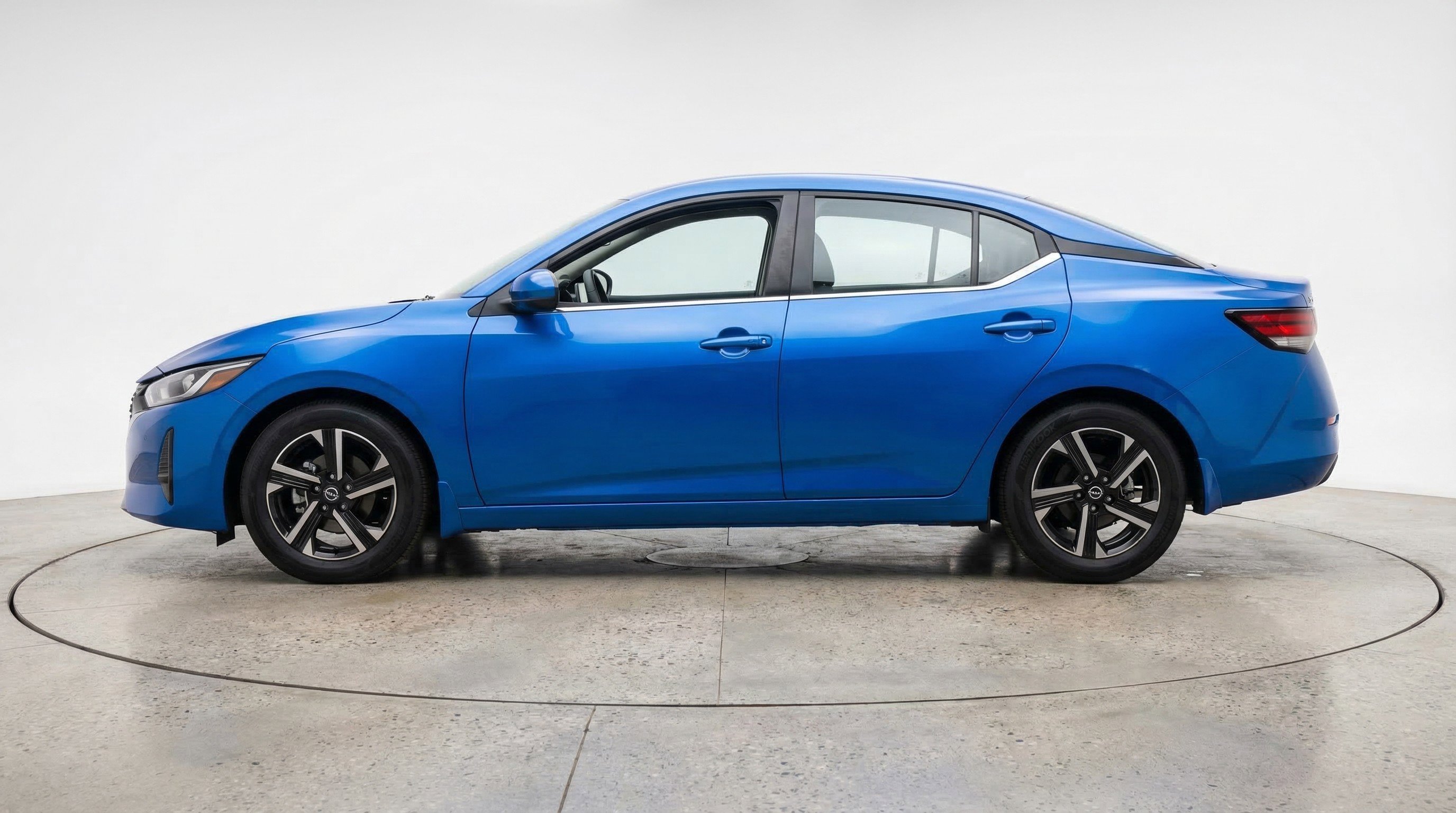 Used 2025 Nissan Sentra SV image 5