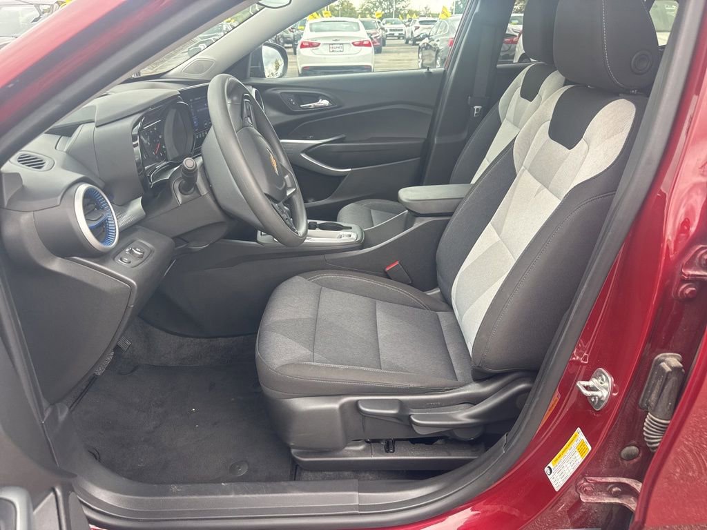 Used 2025 Chevrolet Trax LS image 25