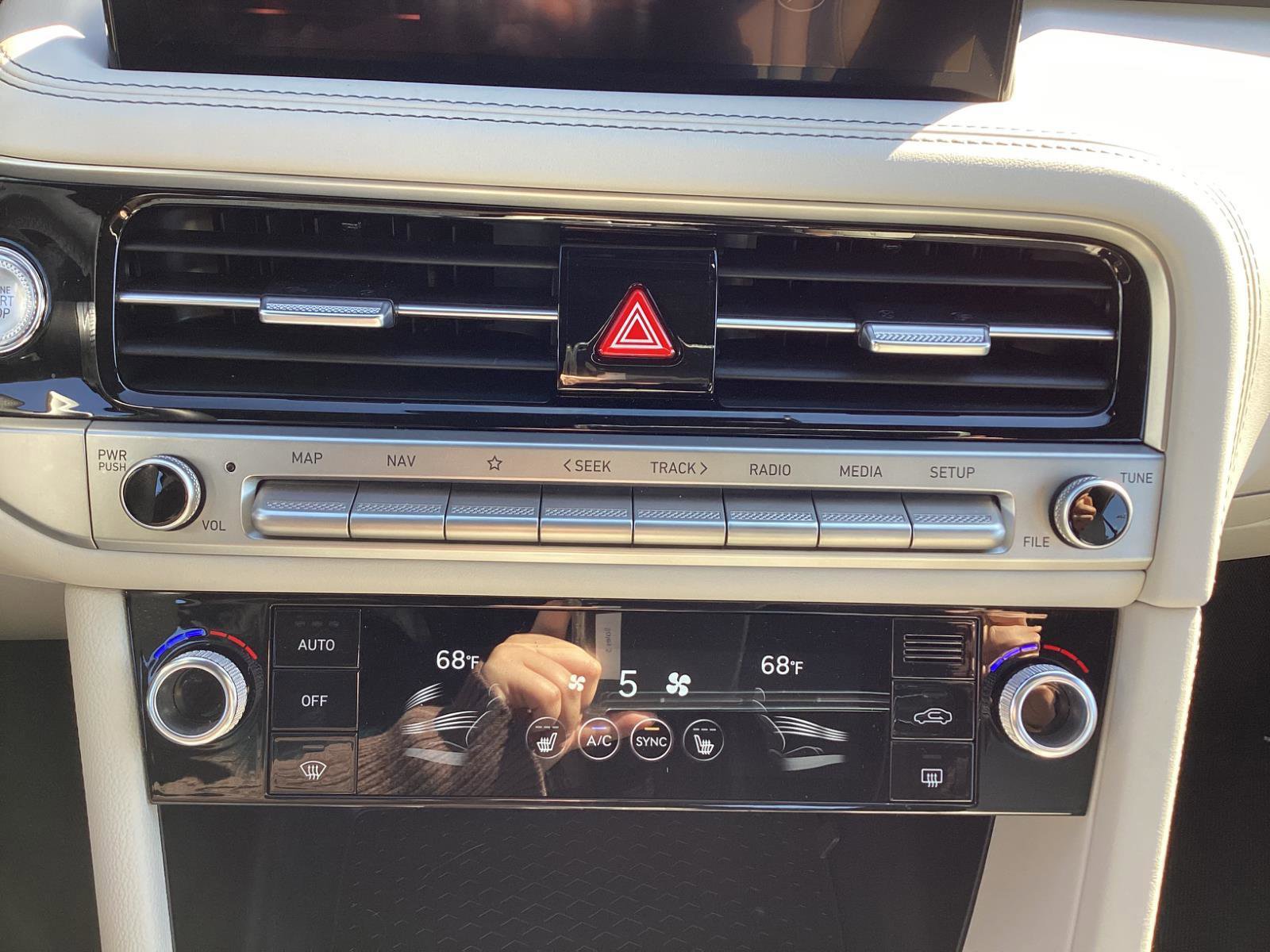 Used 2025 Genesis G70 2.5T image 23