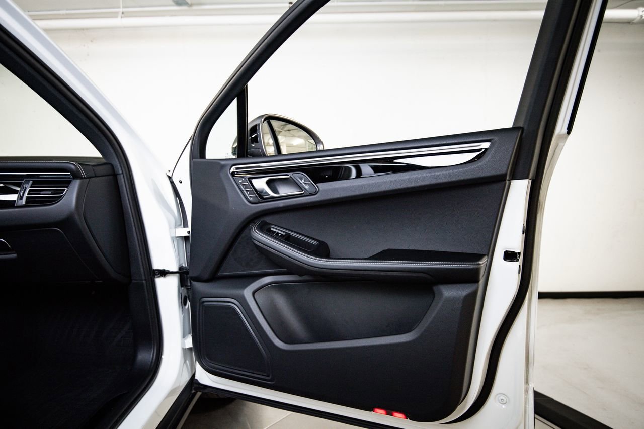 Used 2023 Porsche Macan Turbo image 27