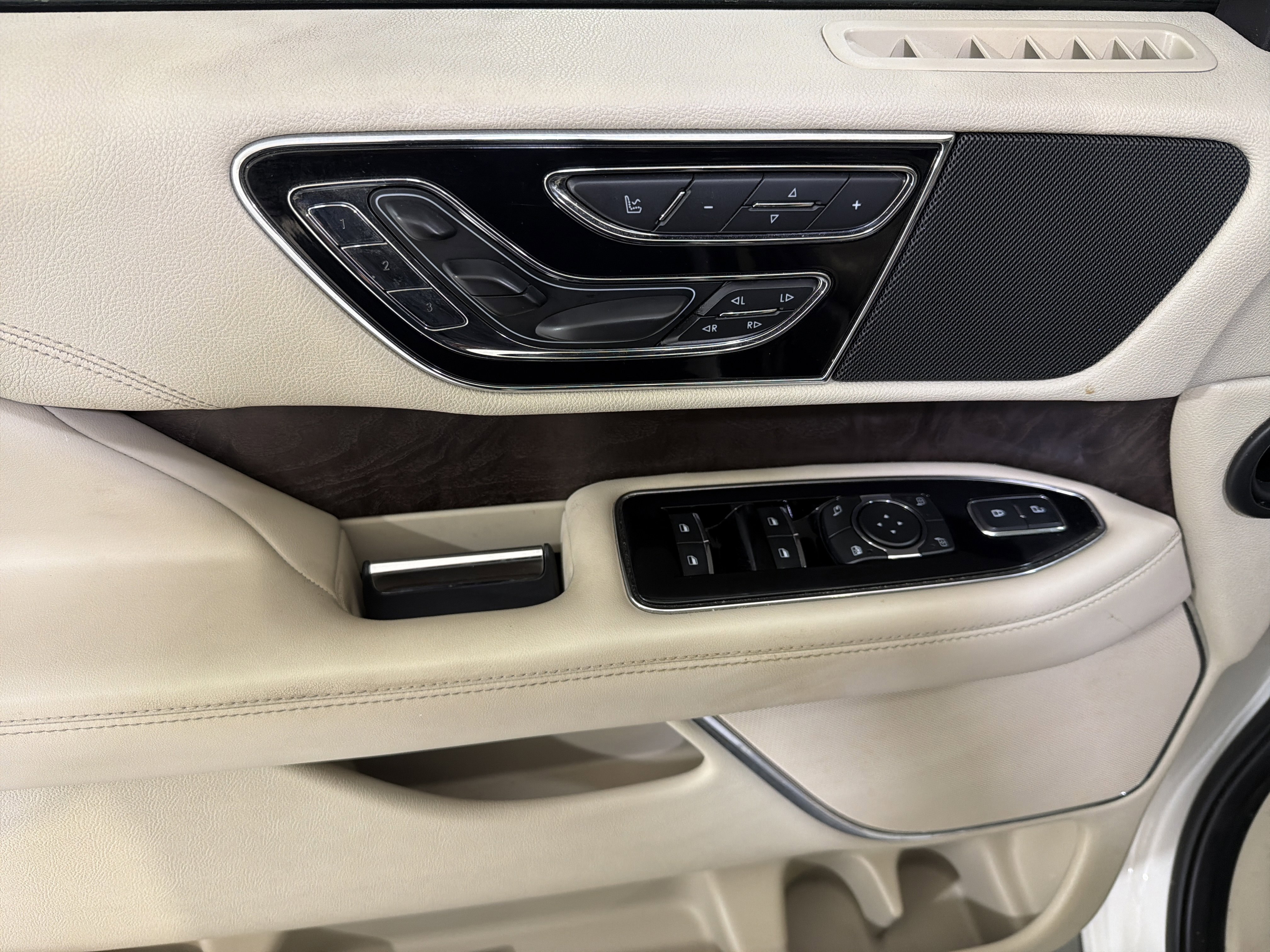 Used 2019 Lincoln Navigator Select w/ Cargo Package image 16