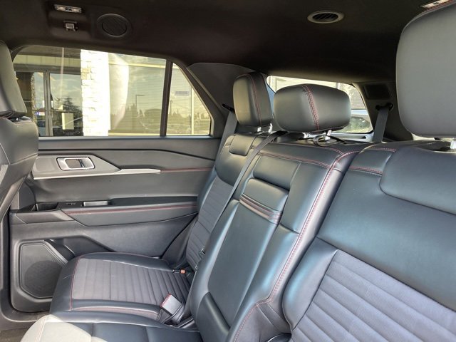 Used 2025 Ford Explorer ST-Line w/ ST-Line Street Pack image 3