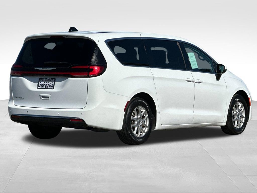 Used 2023 Chrysler Pacifica Touring-L image 5